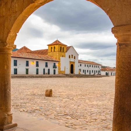 villa-de-leyva-iglesia-con-arco